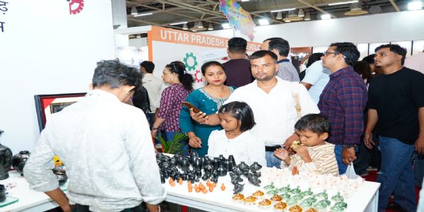 यूपीएसडीएम पवेलियन में हुनर, रचनात्मकता सिखते हुए बच्चे यूपीएसडीएम पवेलियन में हुनर, रचनात्मकता सिखते हुए बच्चे