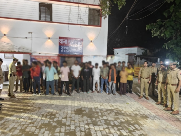 ‘ऑपरेशन एंटी चीयर्स’ के तहत खुले में शराब पीने वालों के खिलाफ कार्रवाई करती गोरखपुर पुलिस।