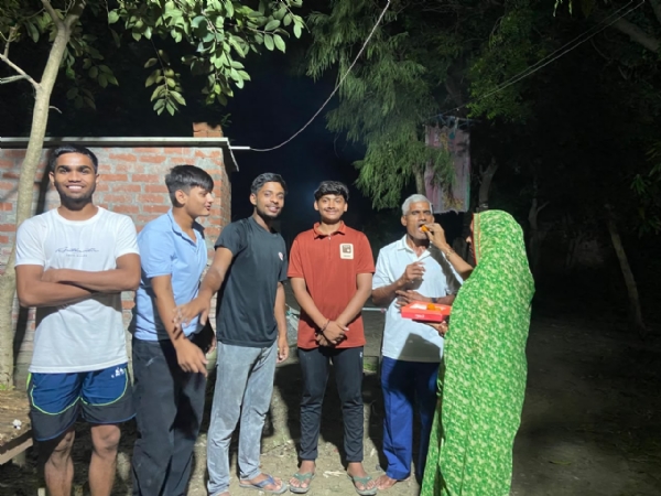 रोहित के कांस्य पदक जीतने पर गांव में जश्न का माहौल एक दूसरे को मिठाई  खिलाए