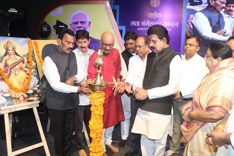 राष्ट्रीय लता मंगेशकर अलंकरण सम्मान का शुभारंभ करते हुए अतिथि राष्ट्रीय लता मंगेशकर अलंकरण सम्मान का शुभारंभ करते हुए अतिथि