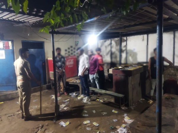 ‘ऑपरेशन एंटी चीयर्स’ के तहत खुले में शराब पीने वालों के खिलाफ कार्रवाई करती गोरखपुर पुलिस।