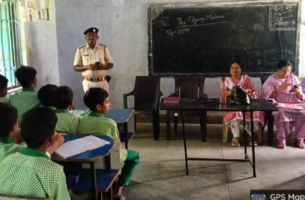 बच्चों को जागरुक करते पुलिस अधिकारी
