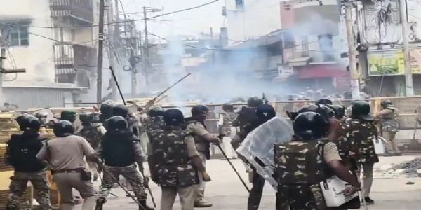 उज्जैन में पथराव के बीच आंसू गैस छोड़ते हुए पुलिस उज्जैन में पथराव के बीच आंसू गैस छोड़ते हुए पुलिस