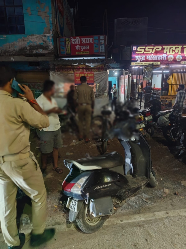 ‘ऑपरेशन एंटी चीयर्स’ के तहत खुले में शराब पीने वालों के खिलाफ कार्रवाई करती गोरखपुर पुलिस।