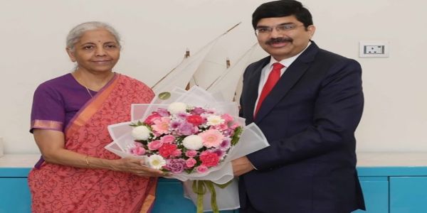 वित्त मंत्री निर्मला सीतारमण एआईआईबी की सालाना बैठक में भाग लेने पहुंची दोहा
