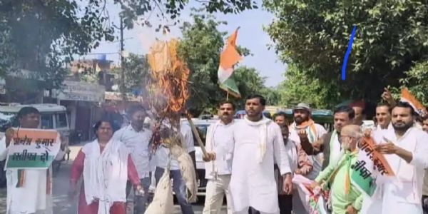 कानपुर देहात: वोटर लिस्ट में गड़बड़ी का आरोप लगा कांग्रेस का हल्लाबोल, चुनाव आयुक्त का फूंका पुतला