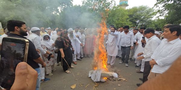सिरसा: कांग्रेस ने मुख्य चुनाव आयुक्त का पुतला फूंका, इस्तीफे की मांग