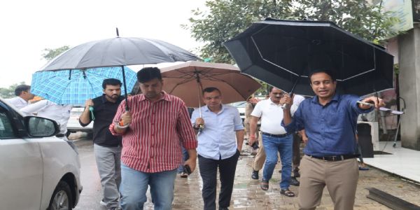 मुरादाबाद : जिलाधिकारी ने बारिश में देखा शहर का हाल, एसएसपी और नगर आयुक्त भी रहे साथ