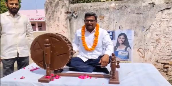 सिंबल विवाद पर भीलवाड़ा कांग्रेस में घमासान, चरखा लेकर पालीवाल का डोटासरा के खिलाफ सत्याग्रह