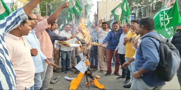 एसआईआर के मुद्दे पर झामुमो का प्रदर्शन, मुख्य चुनाव आयुक्त का फूंका पुतला