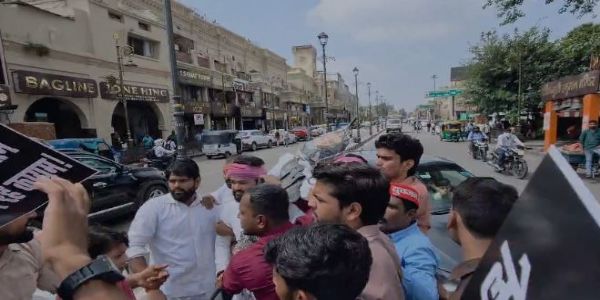 लखनऊ में सपा कार्यकर्ताओं ने मुख्य चुनाव आयुक्त को बर्खास्त करने की मांग काे लेकर किया प्रदर्शन, हिरासत में लिये गये