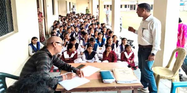 गुरुजी बनकर स्कूल पहुंचे एएचटीयू कर्मी