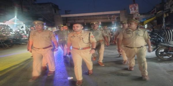 कैम्पियरगंज में एसपी उत्तरी ने किया पैदल गश्त, सुरक्षा व्यवस्था का लिया जायजा