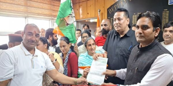 ‘वोट चोरी’ के आरोपों को लेकर कांग्रेस का प्रदर्शन, उपायुक्त को सौंपा ज्ञापन