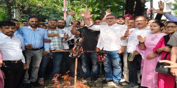 मुख्य निर्वाचन आयुक्त ज्ञानेश कुमार को हटाने की मांग को लेकर महानगर कांग्रेस का प्रदर्शन, फूंका पुतला