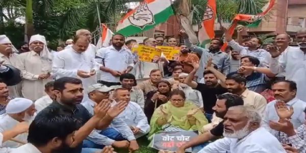 बिजनौर में एसआईआर काे लेकर कांग्रेस कार्यकर्ताओं का प्रदर्शन , कलेक्ट्रेट में दिया ज्ञापन