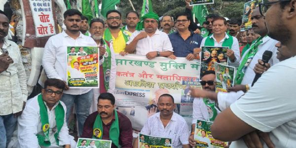 झामुमाे ने मुख्य चुनाव आयुक्त का फूंका पुतला