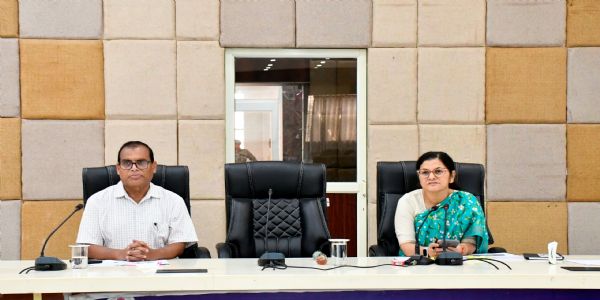 पीएम सूर्य घर योजना में तेजी के निर्देश, लापरवाही पर राजपुर और वाड्रफनगर के सहायक अभियंताओं को नोटिस