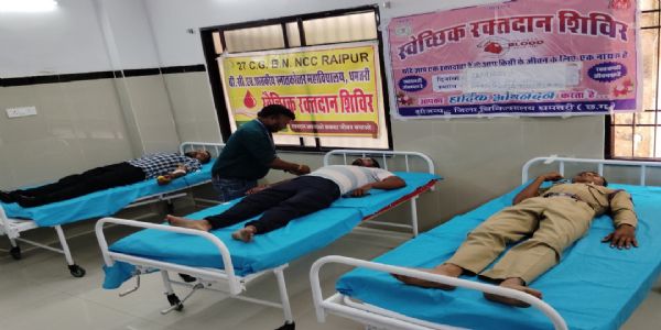 रक्तदान के लिए आगे आए युवा, जिला अस्पताल में 36 ने किया दान