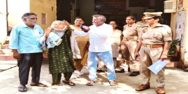 देवरिया : महिला थाने के प्रयास से परिजनों से मिली लापता वृद्धा