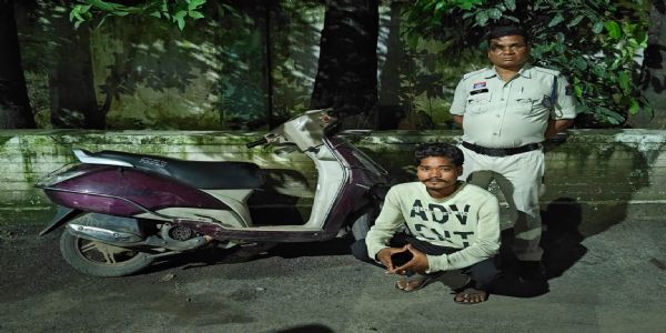चोरी की स्कूटी बेचने ग्राहक तलाश रहा आरोपित घरघोड़ा पुलिस के हत्थे चढ़ा
