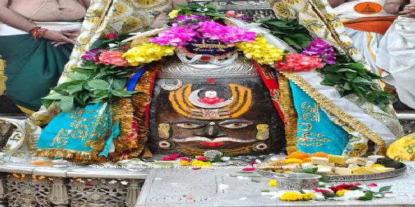 उज्जैन: भांग-चंदन और रजत आभूषणों से सजे महाकाल, भस्म अर्पण के बाद दिए साकार स्वरूप में दर्शन