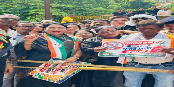 वोट चोरी के आरोपों को लेकर कांग्रेस का प्रदर्शन, कलेक्ट्रेट घेरकर की कार्रवाई की मांग