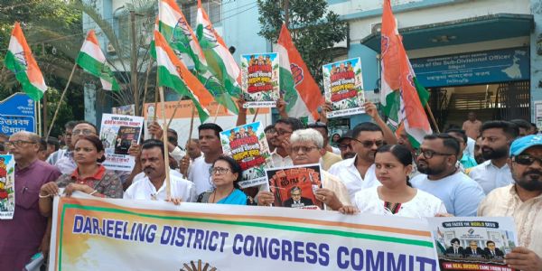 मुख्य चुनाव आयुक्त की गिरफ्तारी की मांग में कांग्रेस का प्रदर्शन