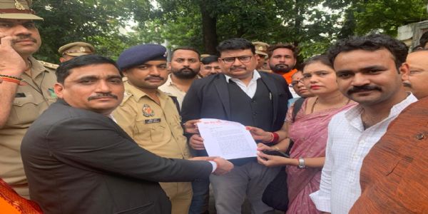 पुलिस कार्रवाई की मांग को लेकर विहिप-बजरंग दल कार्यकर्ताओं का प्रदर्शन, एसीपी को सौंपा ज्ञापन
