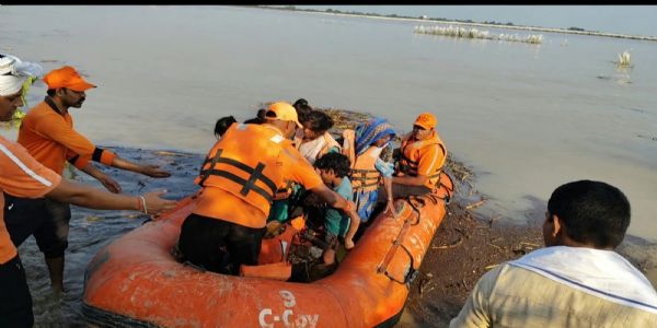 श्रावस्ती: एसडीआरएफ ने जलभराव में फंसे 14 नागरिकों का किया सुरक्षित रेस्क्यू