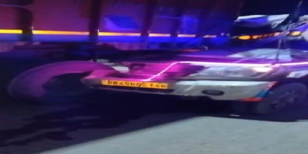 बलरामपुर में आधी रात ट्रक से टकराई तेज रफ्तार पिकअप, चालक गंभीर घायल