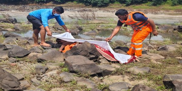 अनूपपुर: 46 घंटे बाद 7 किमी दूर जोहिला नदी में पत्थरों के बीच फंसा मिला युवक का शव