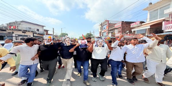 अमेठी में कांग्रेसियों ने मुख्य चुनाव आयुक्त के त्यागपत्र को लेकर किया प्रदर्शन