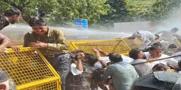 भोपाल में एसआईआर के विरोध में कांग्रेस का विरोध प्रदर्शन, बैरिकेड्स पर चढ़े कार्यकर्ता, पुलिस ने छोड़ा वाटर कैनन