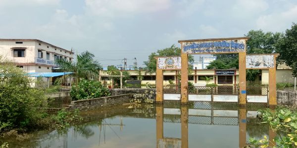 मुजगहन स्कूल परिसर में भरा पानी, नहीं खुला स्कूल का ताला