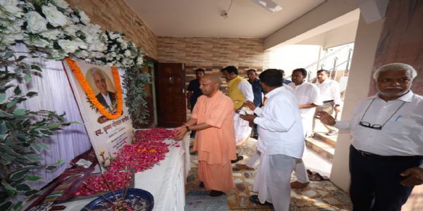 वरिष्ठ अधिवक्ता केजी पांडेय को सीएम योगी ने दी श्रद्धांजलि