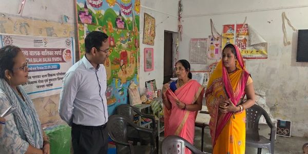 जिलाधिकारी ने स्कूलों और आंगनबाड़ी केंद्र का किया औचक निरीक्षण, व्यवस्थाओं का लिया जायजा