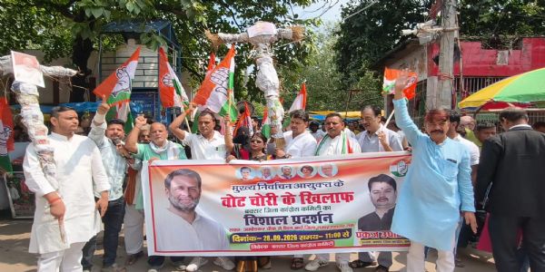कांग्रेस का प्रदर्शन, प्रधानमंत्री और मुख्य चुनाव आयुक्त का किया पुतला दहन