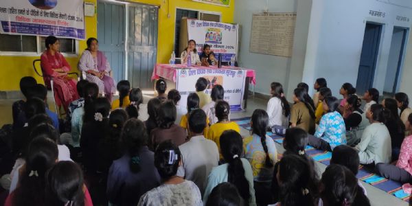बालिका छात्रावासों में विधिक जागरूकता शिविर, पॉक्सो और साइबर सुरक्षा की दी जानकारी