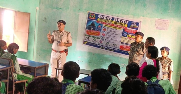 अभियान में शामिल पुलिस अधिकारी