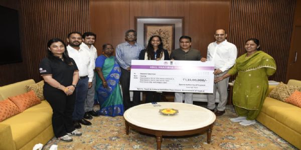 गुजरात के डिप्टी सीएम हर्ष संघवी ने एलावेलिन वलारिवन को पुरुस्कार देते हुए गुजरात के डिप्टी सीएम हर्ष संघवी ने एलावेलिन वलारिवन को पुरुस्कार देते हुए