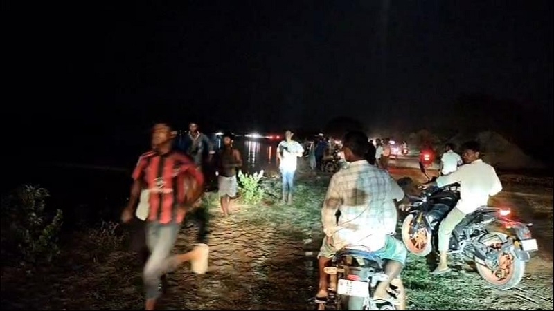 असमः मोरीगांव जिलांतर्गत मोहमारी पथार इलाके में ब्रह्मपुत्र नदी में डूबी नाव, राहत एवं बचाव अभियान का दृश्य असमः मोरीगांव जिलांतर्गत मोहमारी पथार इलाके में ब्रह्मपुत्र नदी में डूबी नाव, राहत एवं बचाव अभियान का दृश्य