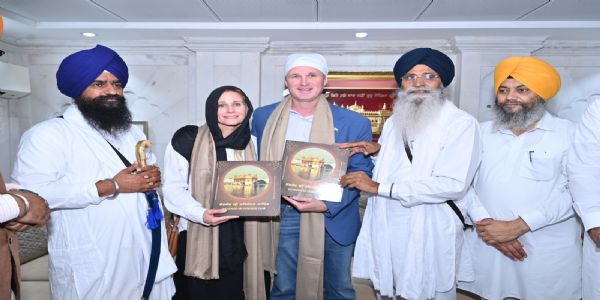 ਅਮਰੀਕੀ ਸਫ਼ੀਰ ਸਰਜੀਓ ਗੋਰ ਦਾ ਸਨਮਾਨ ਕਰਦੇ ਹੋਏ ਐਸਜੀਪੀਸੀ ਪ੍ਰਧਾਨ ਹਰਜਿੰਦਰ ਸਿੰਘ ਧਾਮੀ। ਅਮਰੀਕੀ ਸਫ਼ੀਰ ਸਰਜੀਓ ਗੋਰ ਦਾ ਸਨਮਾਨ ਕਰਦੇ ਹੋਏ ਐਸਜੀਪੀਸੀ ਪ੍ਰਧਾਨ ਹਰਜਿੰਦਰ ਸਿੰਘ ਧਾਮੀ।