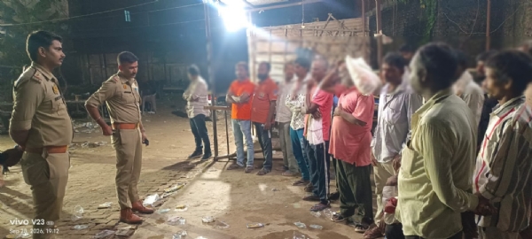 ‘ऑपरेशन एंटी चीयर्स’ के तहत खुले में शराब पीने वालों के खिलाफ कार्रवाई करती गोरखपुर पुलिस।