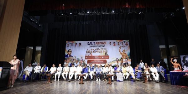 मंगलवार को नई दिल्ली के कॉन्स्टीट्यूशन क्लब ऑफ इंडिया के मावलंकर हॉल में आयोजित ‘दलित-आदिवासी आत्मसम्मान बैठक’ में कांग्रेस के एससी/एसटी सांसद मंच के नेता और अन्य जनप्रतिनिधि। मंगलवार को नई दिल्ली के कॉन्स्टीट्यूशन क्लब ऑफ इंडिया के मावलंकर हॉल में आयोजित ‘दलित-आदिवासी आत्मसम्मान बैठक’ में कांग्रेस के एससी/एसटी सांसद मंच के नेता और अन्य जनप्रतिनिधि।