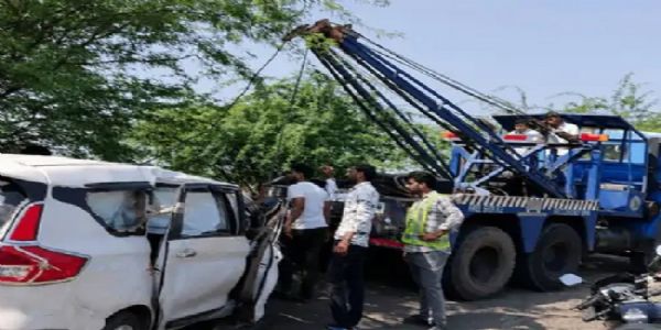 खाई में गिरी कार को निकालते हुए पुलिसकर्मी खाई में गिरी कार को निकालते हुए पुलिसकर्मी