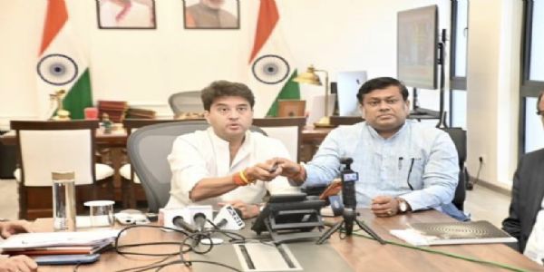 नई दिल्ली में मंगलवार को ‘द एन्चेंटिंग 8 : ए कुलिनरी जर्नी थ्रू द नॉर्थईस्ट’ का ट्रेलर लॉन्च करते केंद्रीय पूर्वोत्तर क्षेत्र विकास एवं संचार मंत्री ज्योतिरादित्य एम. सिंधिया। साथ में पूर्वोत्तर क्षेत्र विकास राज्य मंत्री डॉ. सुकांत मजूमदार और अन्य। नई दिल्ली में मंगलवार को ‘द एन्चेंटिंग 8 : ए कुलिनरी जर्नी थ्रू द नॉर्थईस्ट’ का ट्रेलर लॉन्च करते केंद्रीय पूर्वोत्तर क्षेत्र विकास एवं संचार मंत्री ज्योतिरादित्य एम. सिंधिया। साथ में पूर्वोत्तर क्षेत्र विकास राज्य मंत्री डॉ. सुकांत मजूमदार और अन्य।