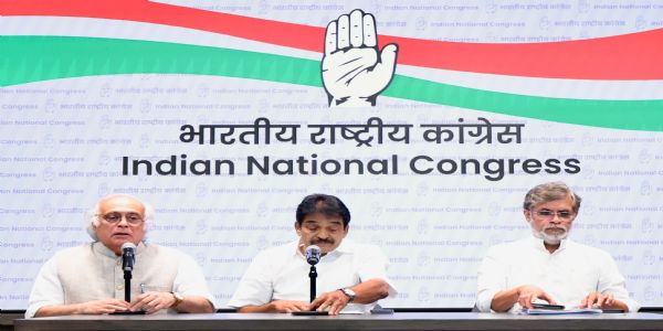 नई दिल्ली में मंगलवार को कांग्रेस के नए मुख्यालय इंदिरा भवन में पत्रकार वार्ता के दौरान पार्टी के संगठन महासचिव केसी वेणुगोपाल और जयराम रमेश। नई दिल्ली में मंगलवार को कांग्रेस के नए मुख्यालय इंदिरा भवन में पत्रकार वार्ता के दौरान पार्टी के संगठन महासचिव केसी वेणुगोपाल और जयराम रमेश।