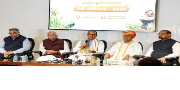 केंद्रीय कृषि मंत्री शिवराज सिंह दिल्ली के पूसा में पत्रकारों से बातचीत करते हुए। केंद्रीय कृषि मंत्री शिवराज सिंह दिल्ली के पूसा में पत्रकारों से बातचीत करते हुए।