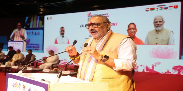 यूपी इंटरनेशनल ट्रेड शो के समापन अवसर पर बोलते हुए केंद्रीय मंत्री गिरिराज सिंह यूपी इंटरनेशनल ट्रेड शो के समापन अवसर पर बोलते हुए केंद्रीय मंत्री गिरिराज सिंह